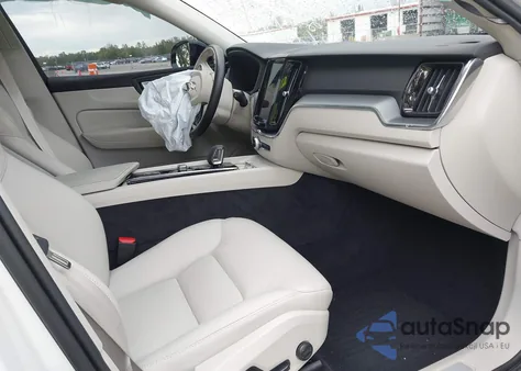 2024 Volvo Xc60 Recharge Plug-In Hybrid T8 Core Dark Theme z USA, uszkodzony, nr VIN YV4H60DK6R1925870